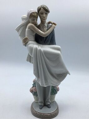 Lladro “Over the Threshold “ #5282 Wedding Couple. Retired Porcelain Figurine.
